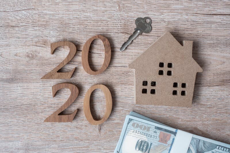 2020 Ευτυχισμένος ο καινούργιος χρόνος με μοντέλο σπιτιού και χρήματα σε ξύλινο φόντο Τράπεζες, ακίνητα, επενδύσεις, χρηματοοικον στοκ εικόνες 2020 Ευτυχισμένος ο καινούργιος χρόνος με μοντέλο σπιτιού και χρήματα σε ξύλινο φόντο Τράπεζες, ακίνητα, επενδύσεις, χρηματοοικον στοκ εικόνες