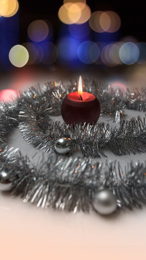 Ευχετήρια κάρτα φιαγμένη από ασημένιο tinsel με τις ασημένιες σφαίρες Χριστουγέννων, το κόκκινο καίγοντας κερί και bokeh τα φω'τα στοκ εικόνες Ευχετήρια κάρτα φιαγμένη από ασημένιο tinsel με τις ασημένιες σφαίρες Χριστουγέννων, το κόκκινο καίγοντας κερί και bokeh τα φω'τα στοκ εικόνες