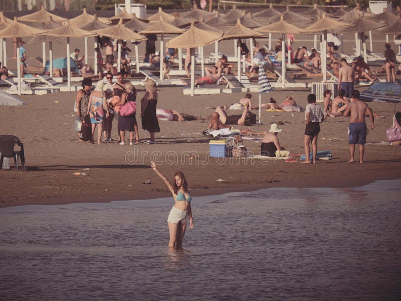 Εφηβικό παρουσιάζοντας σημάδι νίκης νέων κοριτσιών στοκ εικόνα με δικαίωμα ελεύθερης χρήσης Εφηβικό παρουσιάζοντας σημάδι νίκης νέων κοριτσιών στοκ εικόνα με δικαίωμα ελεύθερης χρήσης