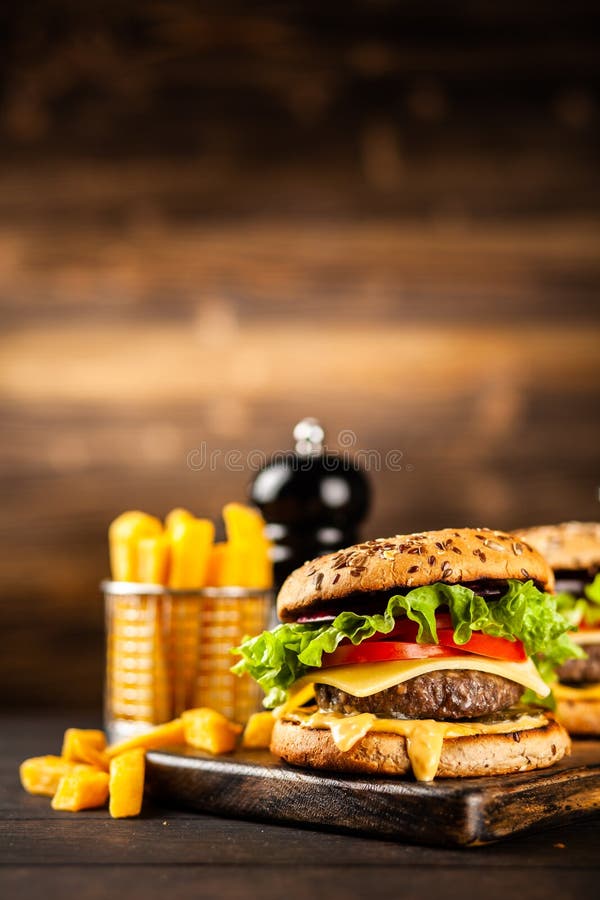 Εύγευστα ψημένα στη σχάρα burgers στοκ εικόνες με δικαίωμα ελεύθερης χρήσης Εύγευστα ψημένα στη σχάρα burgers στοκ εικόνες με δικαίωμα ελεύθερης χρήσης
