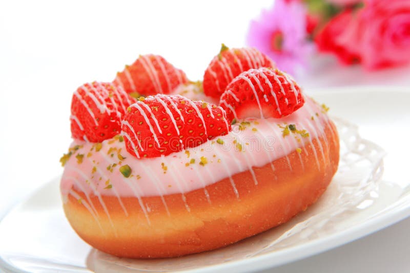 εύγευστη doughnut φράουλα στοκ φωτογραφίες με δικαίωμα ελεύθερης χρήσης