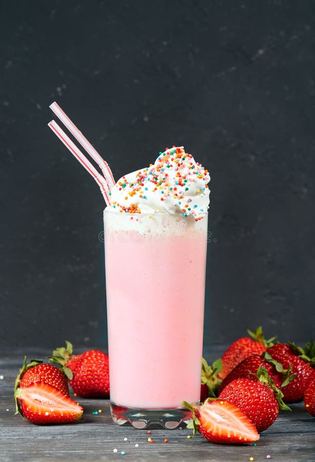 Εύγευστη φράουλα milkshake που διακοσμείται με την κτυπημένη κρέμα στοκ εικόνες με δικαίωμα ελεύθερης χρήσης