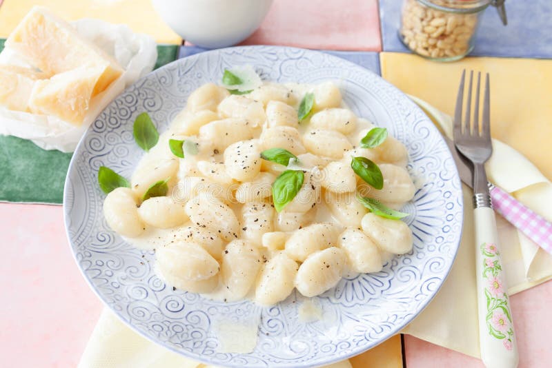 Εύγευστο gnocchi σε μια κρεμώδη σάλτσα στοκ εικόνες