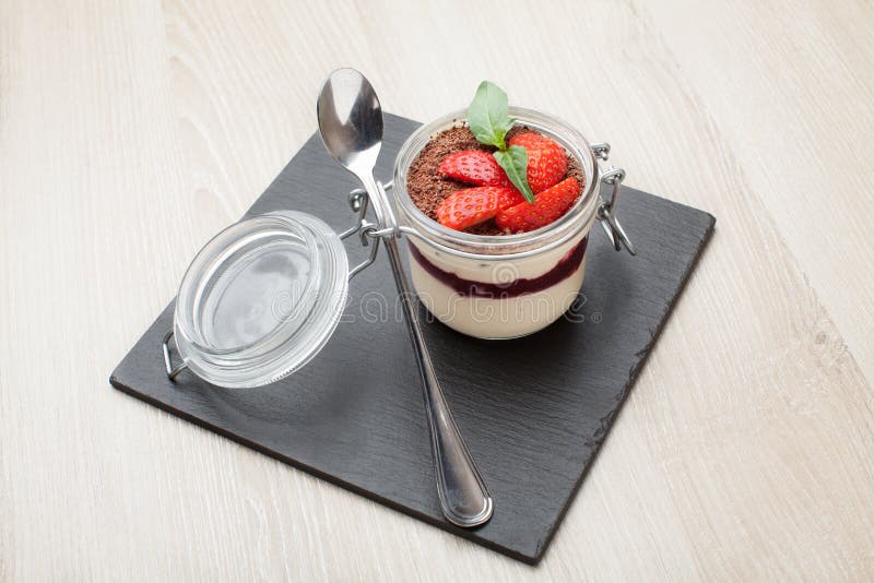 Εύγευστο ιταλικό pannacotta επιδορπίων κρέμας με την ξυμένη σοκολάτα στοκ εικόνα