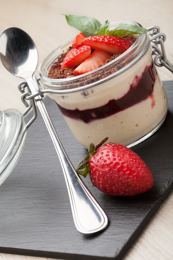 Εύγευστο ιταλικό pannacotta επιδορπίων κρέμας με την ξυμένη σοκολάτα στοκ φωτογραφία με δικαίωμα ελεύθερης χρήσης