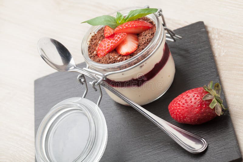 Εύγευστο ιταλικό pannacotta επιδορπίων κρέμας με την ξυμένη σοκολάτα στοκ εικόνα