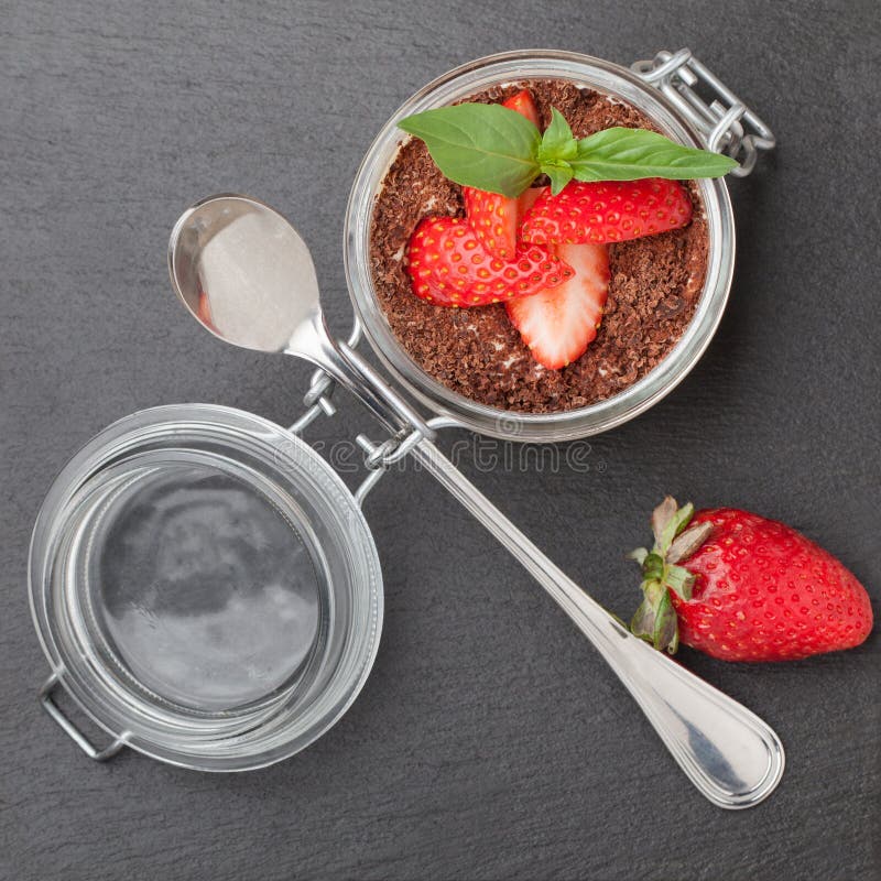 Εύγευστο ιταλικό pannacotta επιδορπίων κρέμας με την ξυμένη σοκολάτα στοκ φωτογραφία
