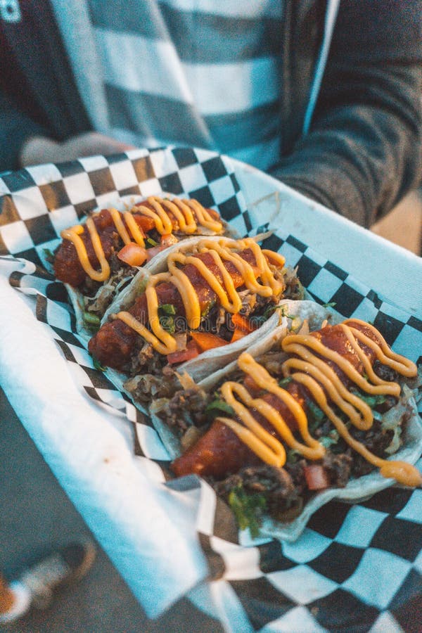 Εύγευστο να φανεί τρία tacos asada βόειου κρέατος carne που καλύπτονται από τις κόκκινες και κίτρινες σάλτσες στοκ εικόνα με δικαίωμα ελεύθερης χρήσης Εύγευστο να φανεί τρία tacos asada βόειου κρέατος carne που καλύπτονται από τις κόκκινες και κίτρινες σάλτσες στοκ εικόνα με δικαίωμα ελεύθερης χρήσης