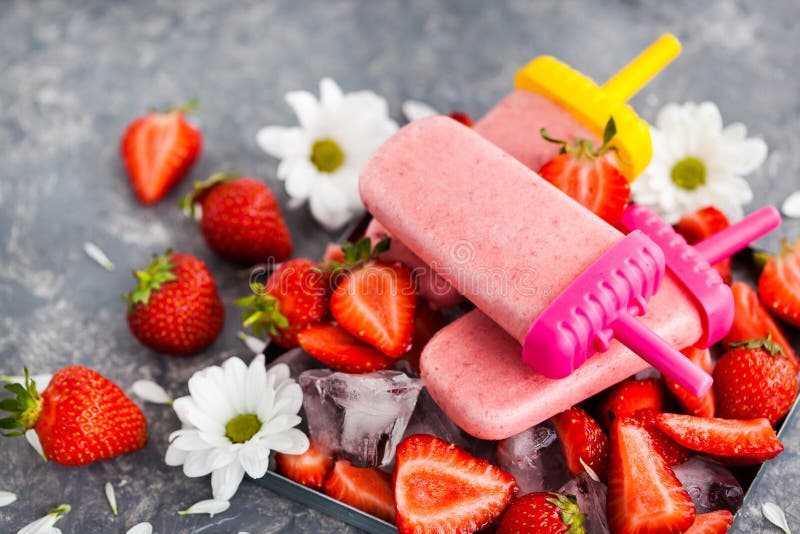 Εύγευστο παγωτό φραουλών popsicles στοκ εικόνες Εύγευστο παγωτό φραουλών popsicles στοκ εικόνες