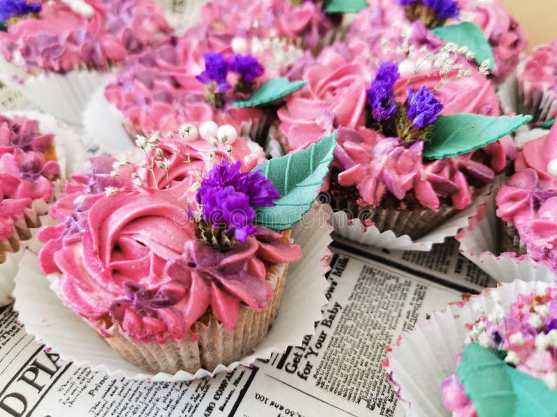 Εύγευστο σχέδιο cupcakes με τα λουλούδια στοκ φωτογραφία με δικαίωμα ελεύθερης χρήσης Εύγευστο σχέδιο cupcakes με τα λουλούδια στοκ φωτογραφία με δικαίωμα ελεύθερης χρήσης