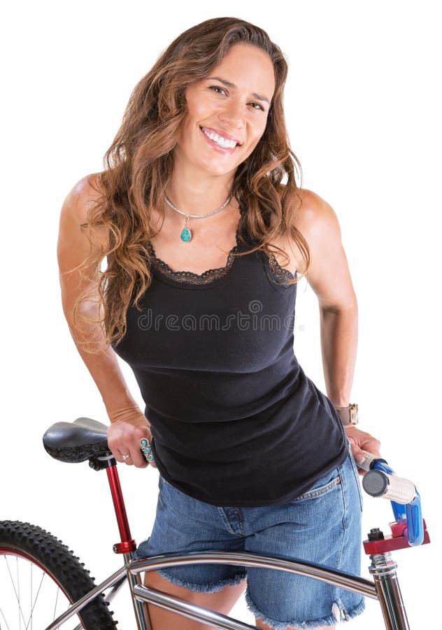 Εύθυμη γυναίκα με το ποδήλατο βουνών