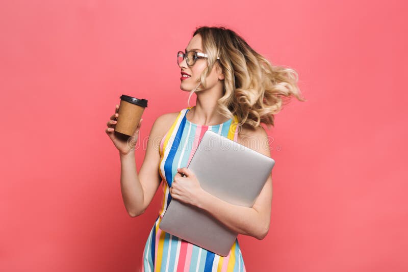 Εύθυμη νέα γυναίκα που φορά eyeglasses τη στάση στοκ φωτογραφία Εύθυμη νέα γυναίκα που φορά eyeglasses τη στάση στοκ φωτογραφία