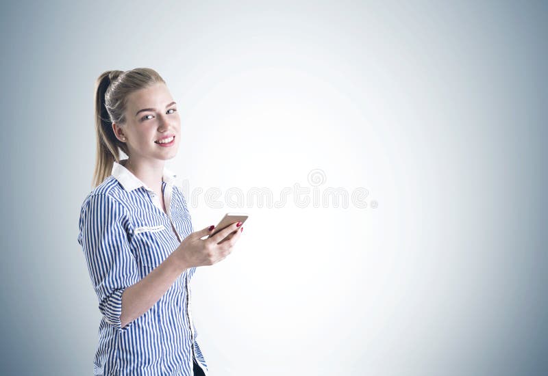 Εύθυμη ξανθή επιχειρηματίας, smartphone γκρίζο στοκ φωτογραφίες