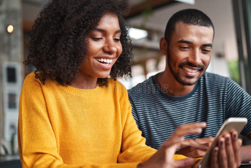 Εύθυμο νέο ζεύγος που εξετάζει το smartphone στοκ φωτογραφίες με δικαίωμα ελεύθερης χρήσης Εύθυμο νέο ζεύγος που εξετάζει το smartphone στοκ φωτογραφίες με δικαίωμα ελεύθερης χρήσης
