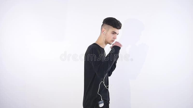 Εύθυμος νεαρός άνδρας με τα ακουστικά