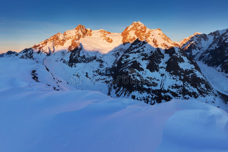 Ζαλίζοντας άποψη του ορεινού όγκου της Mont Blanc και των λειώνοντας παγετώνων του Χειμερινές περιπέτειες στις ιταλικές γαλλικές στοκ φωτογραφία με δικαίωμα ελεύθερης χρήσης Ζαλίζοντας άποψη του ορεινού όγκου της Mont Blanc και των λειώνοντας παγετώνων του Χειμερινές περιπέτειες στις ιταλικές γαλλικές στοκ φωτογραφία με δικαίωμα ελεύθερης χρήσης