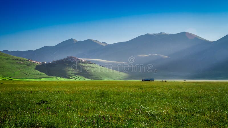 Ζαλίζοντας ανατολή στο Castelluccio, Ουμβρία, Ιταλία στοκ φωτογραφία με δικαίωμα ελεύθερης χρήσης