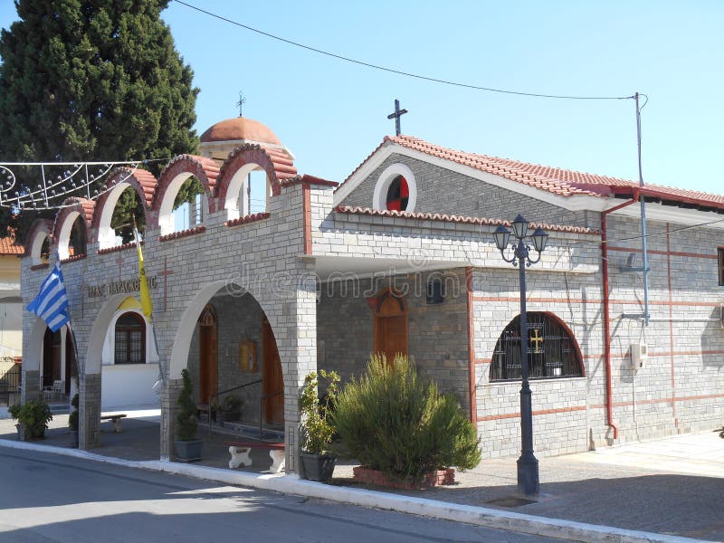 Ζαλίζοντας περίπατος σε Asprovalta, Ελλάδα με τους φοίνικες και την πηγή στοκ εικόνα με δικαίωμα ελεύθερης χρήσης Ζαλίζοντας περίπατος σε Asprovalta, Ελλάδα με τους φοίνικες και την πηγή στοκ εικόνα με δικαίωμα ελεύθερης χρήσης