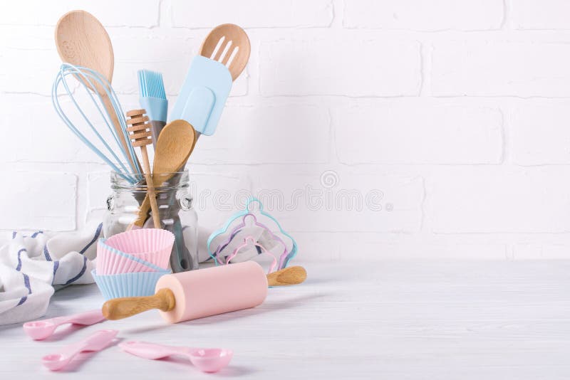 Ζαχαροπλάστης εργασιακών χώρων, συστατικά τροφίμων και εξαρτήματα για την κατασκευή των επιδορπίων, υπόβαθρο για το κείμενο στοκ φωτογραφία με δικαίωμα ελεύθερης χρήσης