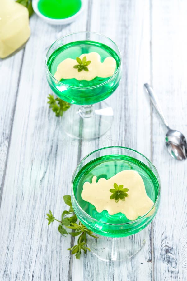 Ζελατίνα (Woodruff γούστο) με τη σάλτσα βανίλιας στοκ φωτογραφία με δικαίωμα ελεύθερης χρήσης