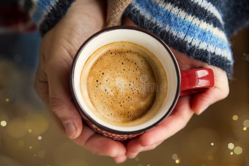 Ζεστή φτερούγα κούπα καφέ, γυναικεία χέρια να κρατούν ζεστό ωμό φθινοπωρινό κύπελλο καφέ στοκ φωτογραφία με δικαίωμα ελεύθερης χρήσης