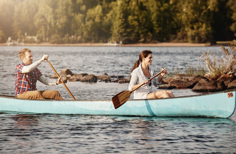 ζευγάρι kayak και κουπί στη λίμνη για ταξίδι διακοπών και περιπέτεια για δραστηριότητα στο ποτάμι. αθλήματα κωπηλασίας και στοκ φωτογραφία