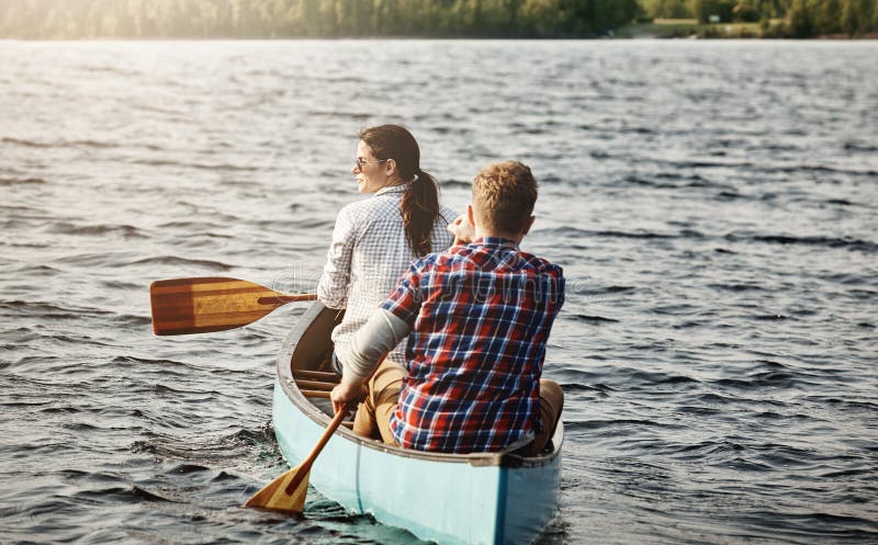 ζευγάρι kayak και κωπηλασία στη λίμνη για ταξίδι διακοπών και περιπέτεια για δραστηριότητα στο ποτάμι. αθλήματα με νερό στοκ φωτογραφίες με δικαίωμα ελεύθερης χρήσης