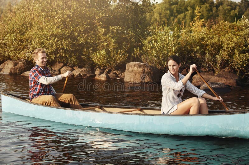 ζευγάρι kayak και κωπηλασία στη λίμνη στη φύση ταξίδι και περιπέτεια για δραστηριότητα στο ποτάμι. αθλήματα με νερό στοκ φωτογραφία