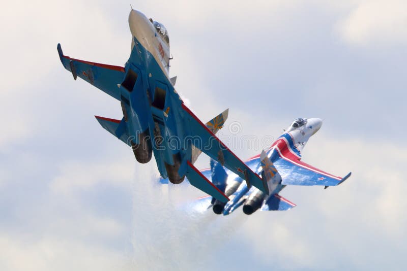 Ζευγάρι Sukhoi SU-27 αεριωθούμενοι μαχητές των ρωσικών ιπποτών ομάδων ακροβατικών στη βάση Πολεμικής Αεροπορίας Kubinka κατά τη δ στοκ φωτογραφία με δικαίωμα ελεύθερης χρήσης Ζευγάρι Sukhoi SU-27 αεριωθούμενοι μαχητές των ρωσικών ιπποτών ομάδων ακροβατικών στη βάση Πολεμικής Αεροπορίας Kubinka κατά τη δ στοκ φωτογραφία με δικαίωμα ελεύθερης χρήσης
