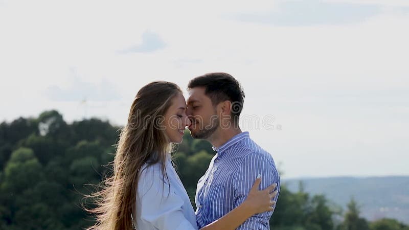ζευγάρι ερωτευμένο αγκαλιασμένο στη φύση με όμορφη θέα απόθεμα βίντεο