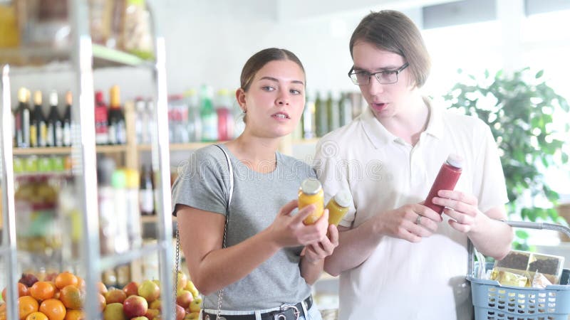 Ζευγάρι νεαρός άνδρας και γυναίκα διαλέγουν τις λείες απόθεμα βίντεο
