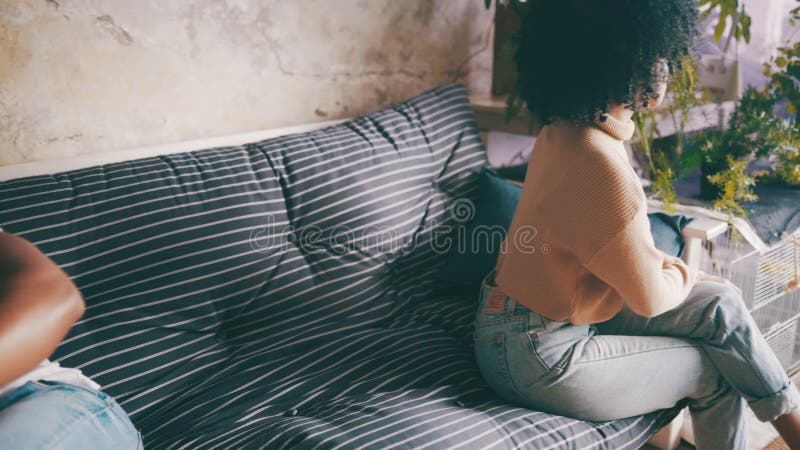 ζευγάρι νεαρός και καθιστικό καναπές με καυγά απογοητευμένος και λυπημένος μαζί. οικιακό τοξικό και αγάπη για φιλμ μικρού μήκους