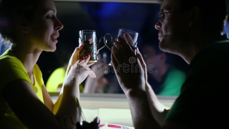 ζευγάρι πιείτε τσάι και δείτε στο παράθυρο στο σκοτάδι φιλμ μικρού μήκους
