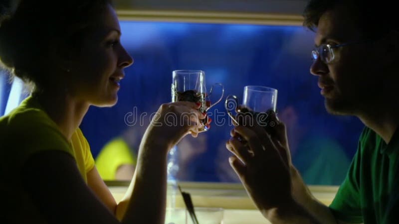 ζευγάρι πιείτε τσάι και μιλήστε στο σκοτεινό διαμέρισμα απόθεμα βίντεο