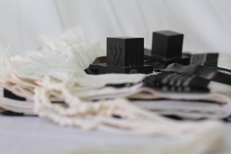 Ζευγάρι του tefillin, σύμβολο Α των εβραϊκών ανθρώπων, ένα ζευγάρι του tefillin με τα μαύρα λουριά, σε ένα άσπρο υπόβαθρο στοκ φωτογραφία με δικαίωμα ελεύθερης χρήσης Ζευγάρι του tefillin, σύμβολο Α των εβραϊκών ανθρώπων, ένα ζευγάρι του tefillin με τα μαύρα λουριά, σε ένα άσπρο υπόβαθρο στοκ φωτογραφία με δικαίωμα ελεύθερης χρήσης