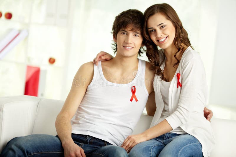 Ζεύγος ενάντια στο AIDS στοκ φωτογραφίες με δικαίωμα ελεύθερης χρήσης Ζεύγος ενάντια στο AIDS στοκ φωτογραφίες με δικαίωμα ελεύθερης χρήσης