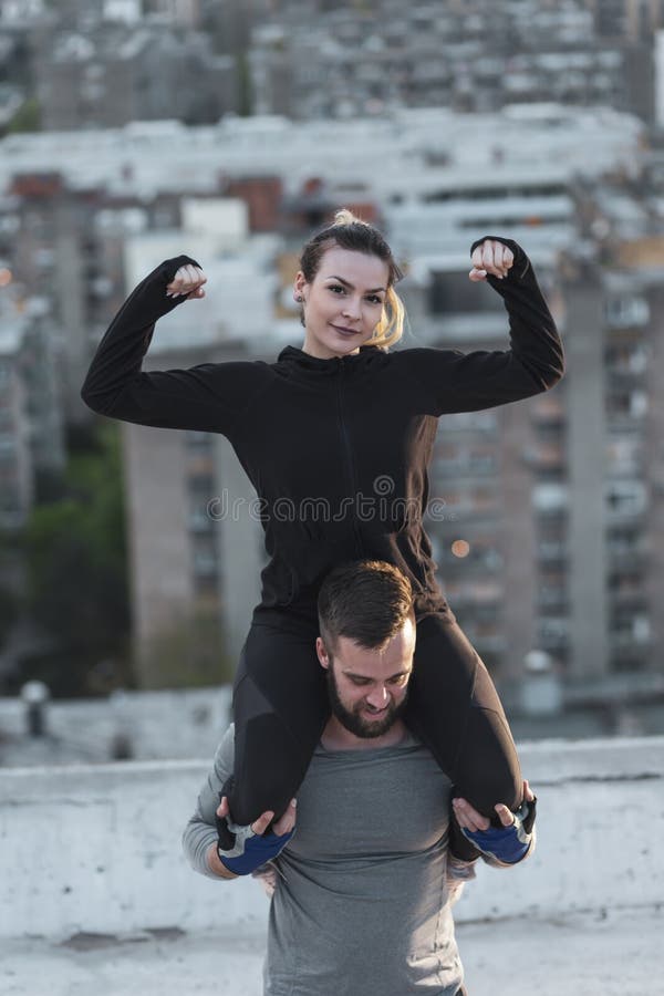 Ζεύγος που κάνει τις στάσεις οκλαδόν ώμων στοκ φωτογραφίες