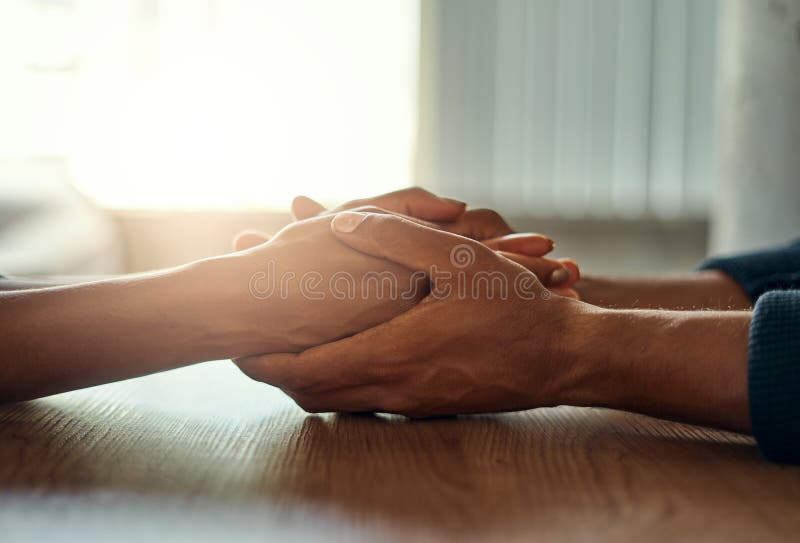 Ζεύγος που κρατά τα χέρια τους στο γραφείο στοκ φωτογραφία Ζεύγος που κρατά τα χέρια τους στο γραφείο στοκ φωτογραφία