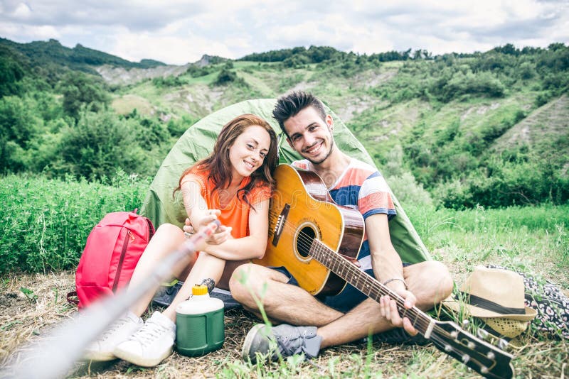 Ζεύγος που παίρνει selfie σε μια θέση για κατασκήνωση στοκ εικόνες με δικαίωμα ελεύθερης χρήσης Ζεύγος που παίρνει selfie σε μια θέση για κατασκήνωση στοκ εικόνες με δικαίωμα ελεύθερης χρήσης