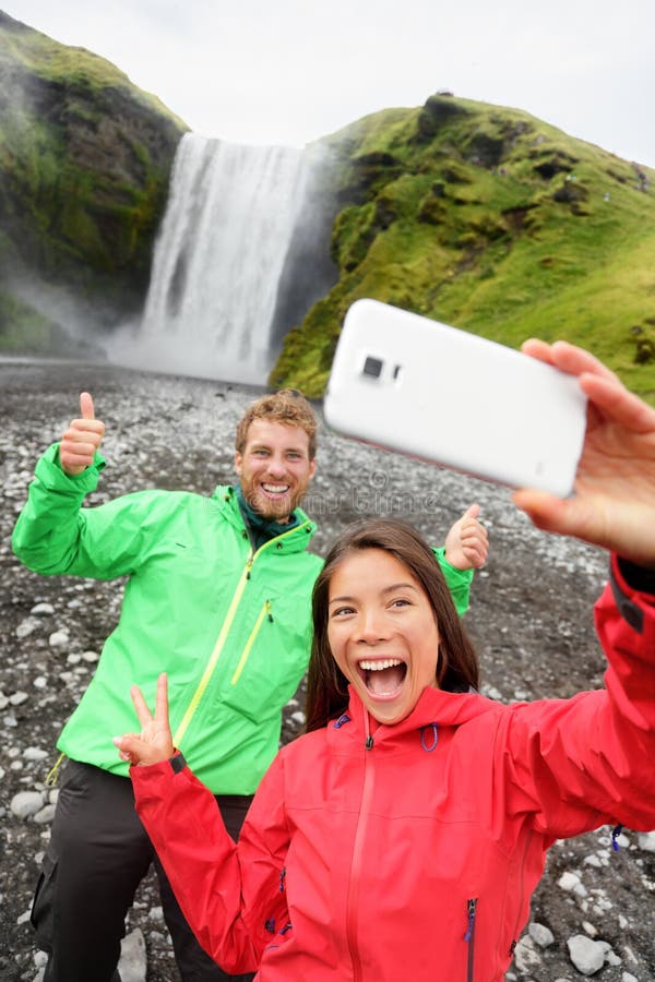 Ζεύγος που παίρνει selfie τον καταρράκτη εικόνων smartphone στοκ φωτογραφίες με δικαίωμα ελεύθερης χρήσης Ζεύγος που παίρνει selfie τον καταρράκτη εικόνων smartphone στοκ φωτογραφίες με δικαίωμα ελεύθερης χρήσης