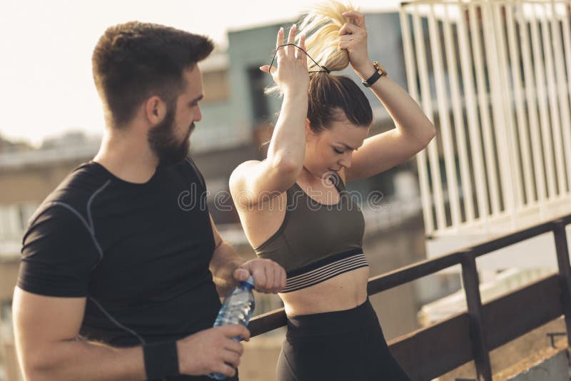 Ζεύγος που παίρνει έτοιμο για το workout στοκ εικόνες με δικαίωμα ελεύθερης χρήσης