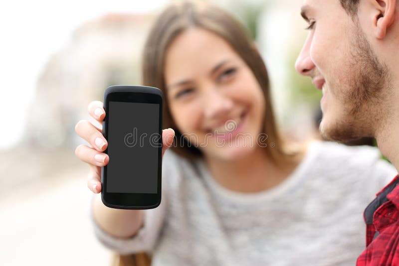 Ζεύγος που παρουσιάζει apps σε μια κενή έξυπνη τηλεφωνική οθόνη στοκ εικόνες Ζεύγος που παρουσιάζει apps σε μια κενή έξυπνη τηλεφωνική οθόνη στοκ εικόνες