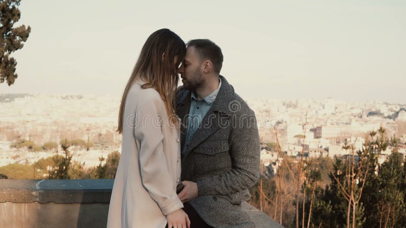 Ζεύγος που συναντιέται νέο στη θέση με την άποψη πανοράματος Άνδρας και αγκάλιασμα και συζήτηση γυναικών Ρομαντική ημερομηνία του στοκ φωτογραφίες Ζεύγος που συναντιέται νέο στη θέση με την άποψη πανοράματος Άνδρας και αγκάλιασμα και συζήτηση γυναικών Ρομαντική ημερομηνία του στοκ φωτογραφίες