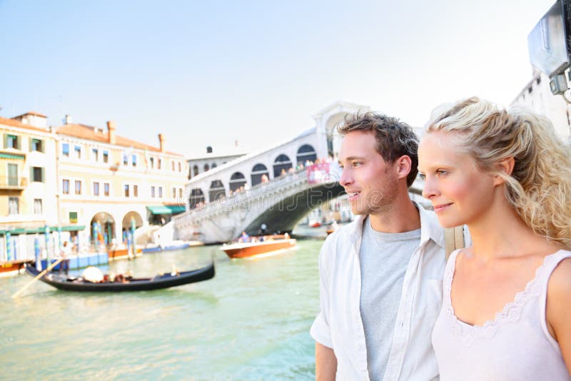 Ζεύγος της Βενετίας από Rialto Bridge στο μεγάλο κανάλι στοκ εικόνες Ζεύγος της Βενετίας από Rialto Bridge στο μεγάλο κανάλι στοκ εικόνες