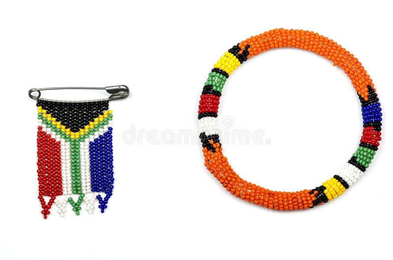 Ζουλού χάντρες που περνιούνται κλωστή Armband και μια νοτιοαφρικανική σημαία στοκ εικόνες με δικαίωμα ελεύθερης χρήσης Ζουλού χάντρες που περνιούνται κλωστή Armband και μια νοτιοαφρικανική σημαία στοκ εικόνες με δικαίωμα ελεύθερης χρήσης
