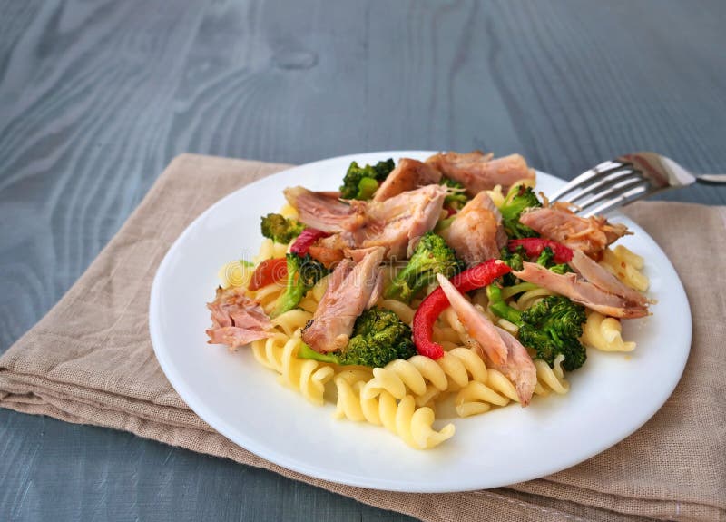 Ζυμαρικά Fusilli με το τργμένο κρέας, το μπρόκολο και τα λαχανικά κοτόπουλ στοκ εικόνες Ζυμαρικά Fusilli με το τργμένο κρέας, το μπρόκολο και τα λαχανικά κοτόπουλ στοκ εικόνες
