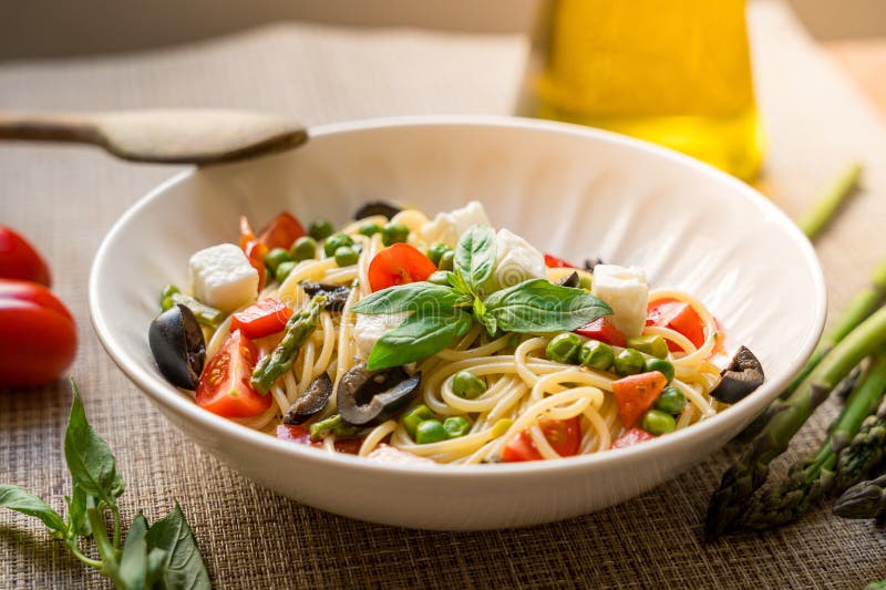 Ζυμαρικά ζυμαρικά Pasta primavera κοντά με ντομάτες κεράσι μαύρη ελιές φέτα στοκ φωτογραφία με δικαίωμα ελεύθερης χρήσης