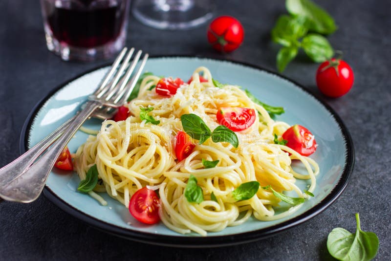 Ζυμαρικά Spaghetty με τις ντομάτες κερασιών, τα chees βασιλικού και παρμεζάνας στοκ φωτογραφία με δικαίωμα ελεύθερης χρήσης
