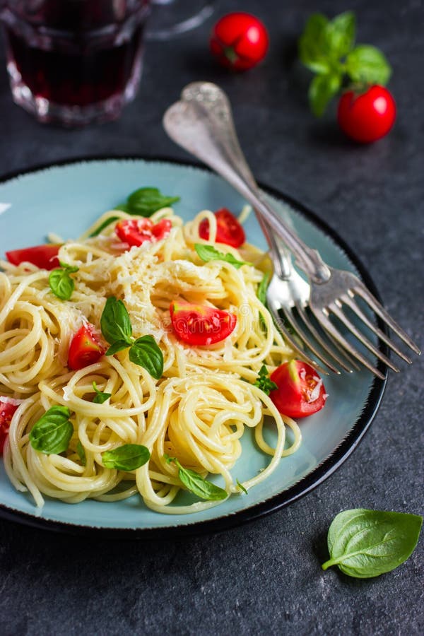 Ζυμαρικά Spaghetty με τις ντομάτες κερασιών, τα chees βασιλικού και παρμεζάνας στοκ φωτογραφίες με δικαίωμα ελεύθερης χρήσης