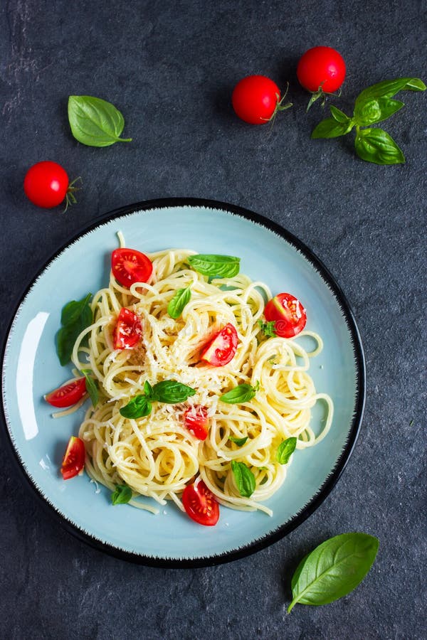 Ζυμαρικά Spaghetty με τις ντομάτες κερασιών, τα chees βασιλικού και παρμεζάνας στοκ φωτογραφίες με δικαίωμα ελεύθερης χρήσης